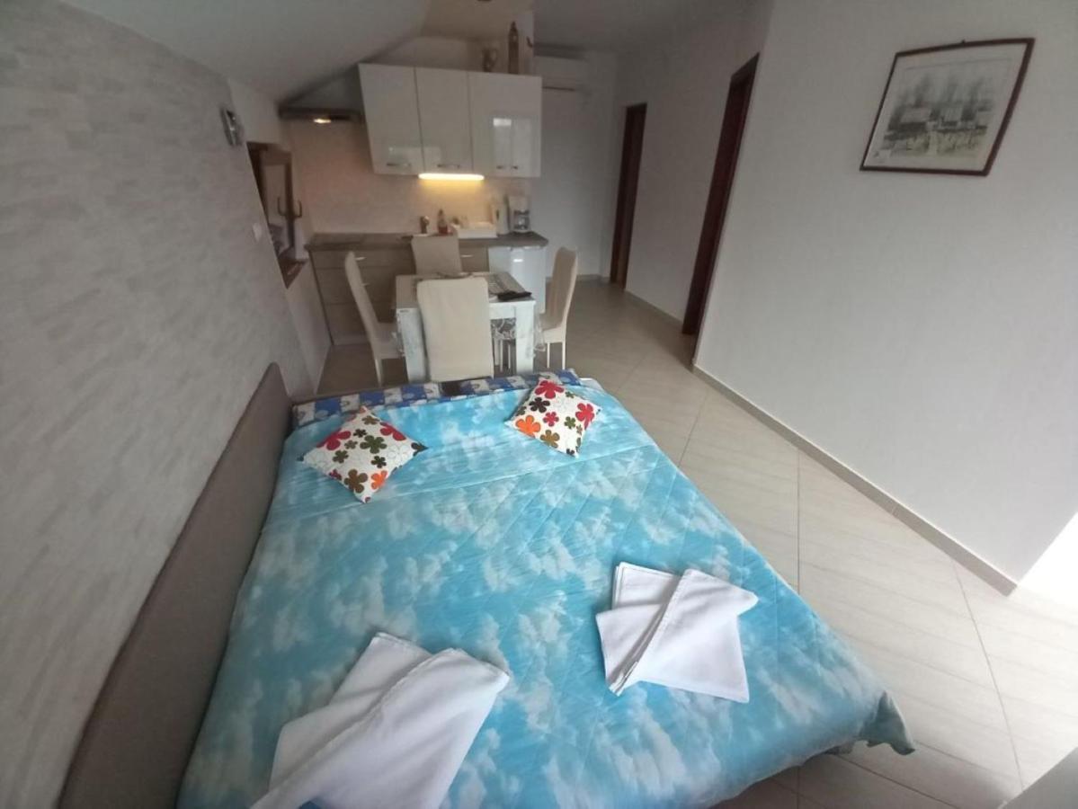 Apartmani Gracijela Karlobag Esterno foto